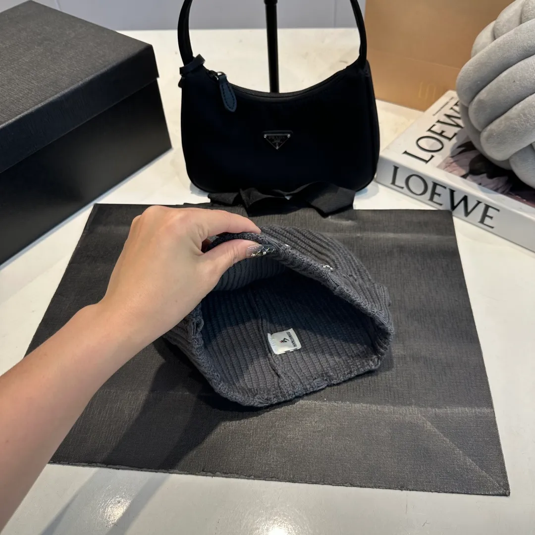 P60 Crow Heart Autumn and Winter Wool Knitted Beanie This must be the favorite of minimalism. It is clean, neat, fashionable and versatile, and will definitely not be picky about your face shape! A fashionable classic that lasts forever! Fashionable black and white can be purchased together
